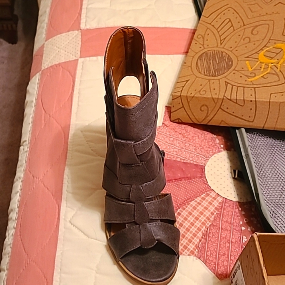Vintage 93 Brenna Grey Sandals